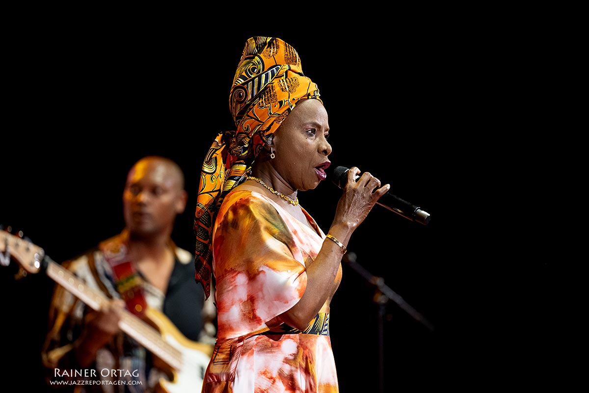 Angelique Kidjo bei der jazzopen Stuttgart 2024