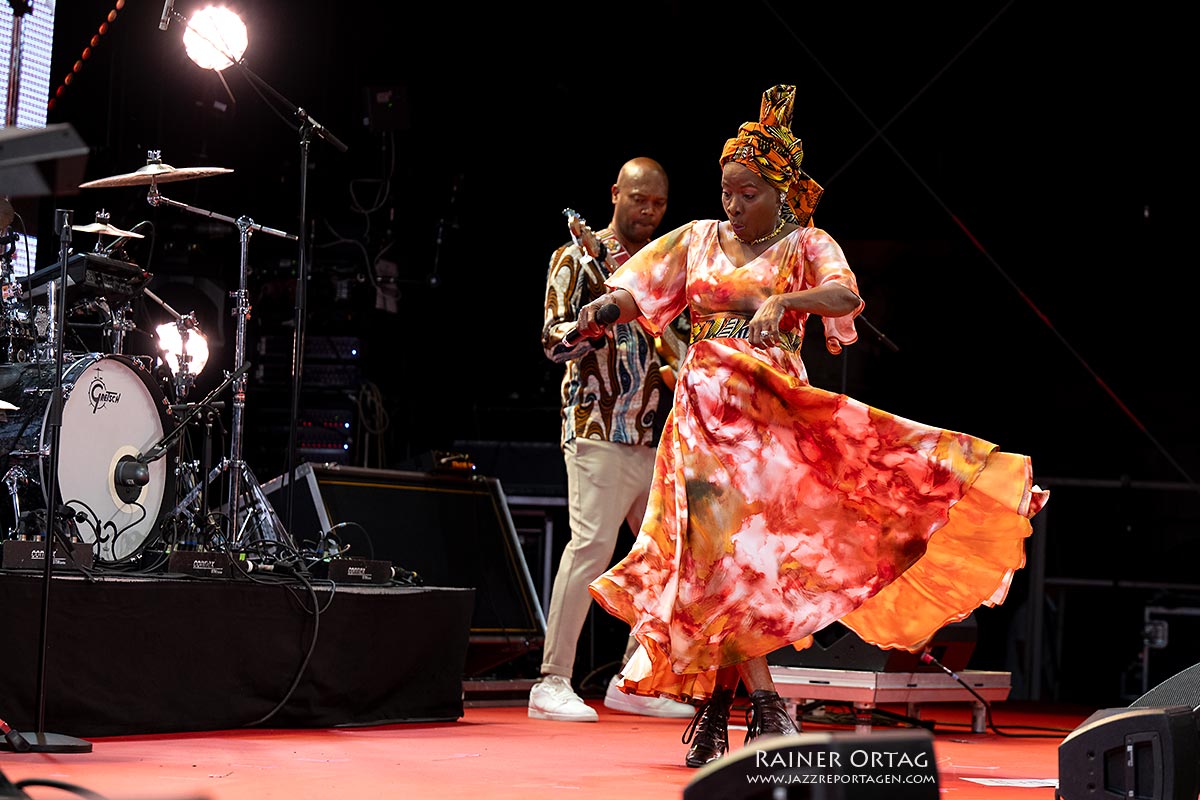 Angelique Kidjo bei der jazzopen Stuttgart 2024