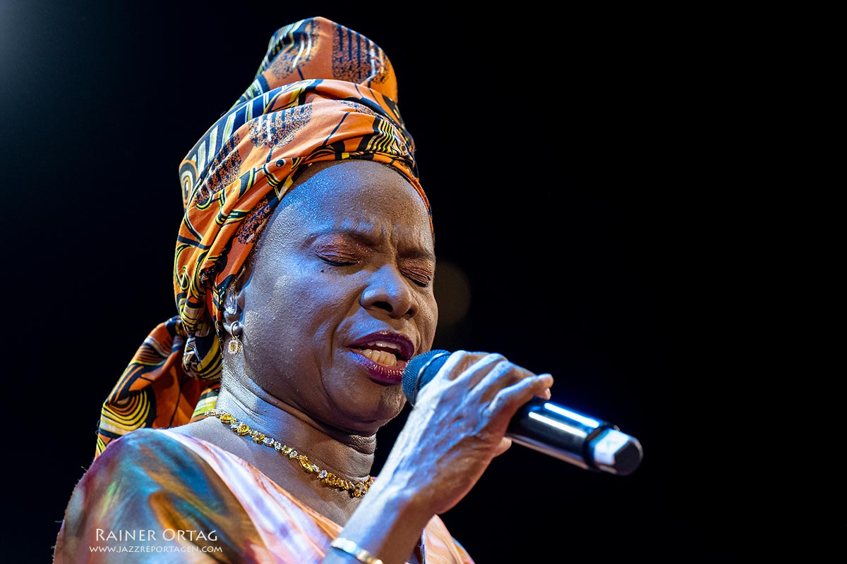 Angelique Kidjo bei der jazzopen Stuttgart 2024