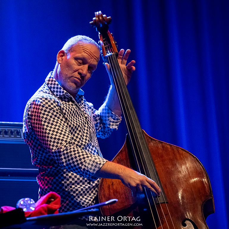 Avishai Cohen bei den Internationalen Theaterhaus Jazztagen 2024