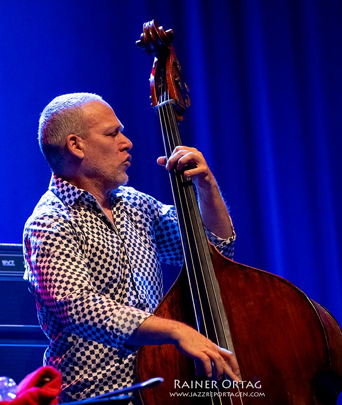 Avishai Cohen bei den Internationalen Theaterhaus Jazztagen 2024