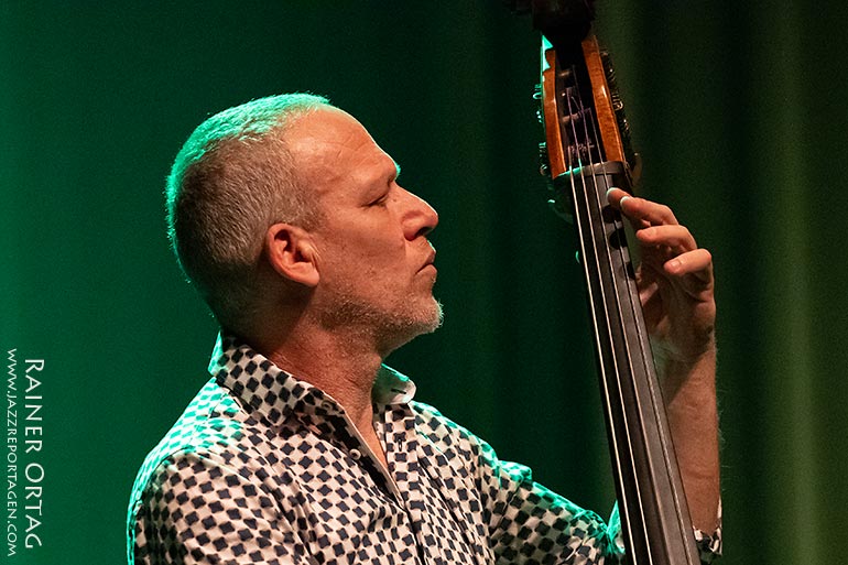 Avishai Cohen bei den Internationalen Theaterhaus Jazztagen 2024