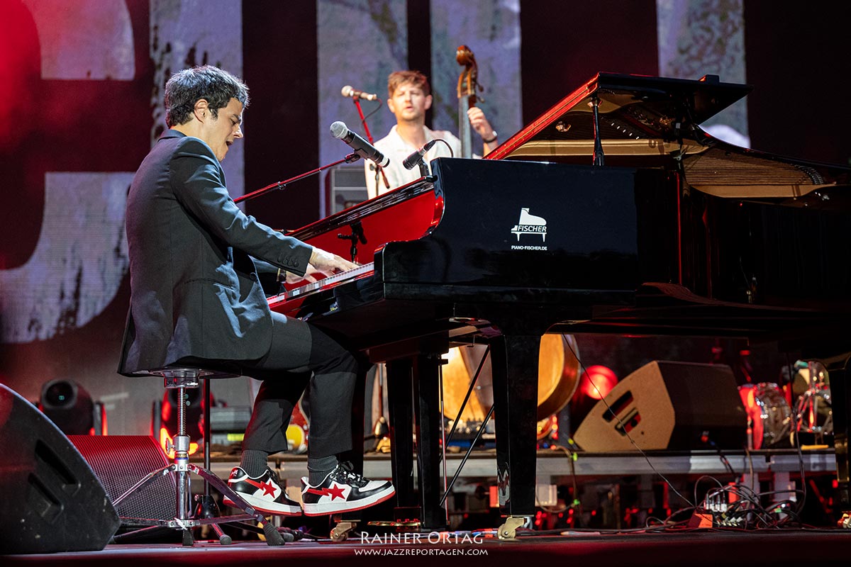 Jamie Cullum bei der jazzopen Stuttgart 2024