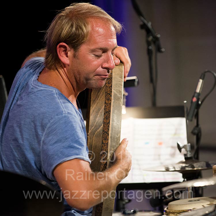 Jarrod Cagwin mit dem Rabih Abou-Khalil Trio in der Stiftskirche Tübingen 2017