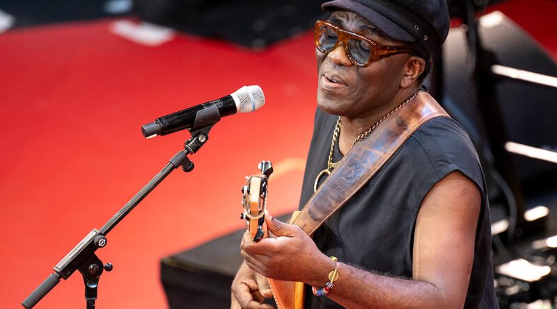 Richard Bona bei der jazzopen Stuttgart 2024