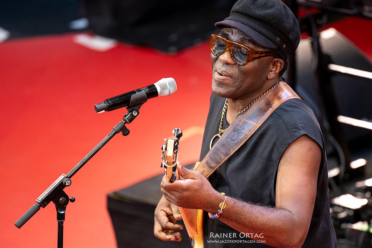 Richard Bona bei der jazzopen Stuttgart 2024