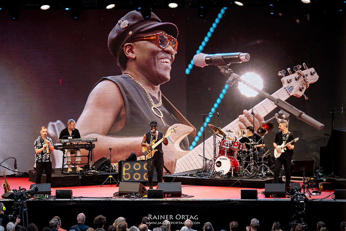 Richard Bona bei der jazzopen Stuttgart 2024