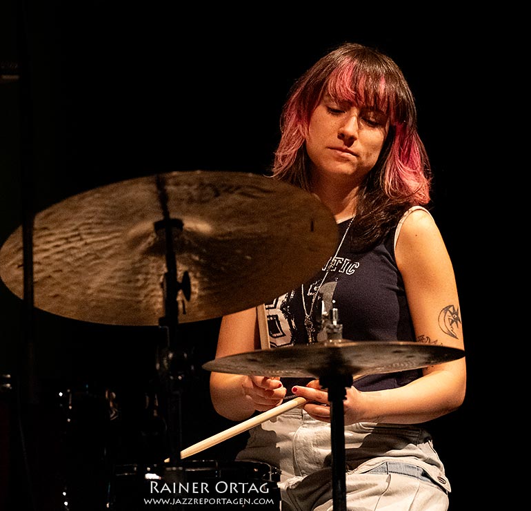 Roni Kaspi mit dem Avishai Cohen Trio bei den Theaterhaus Jazztagen 2024