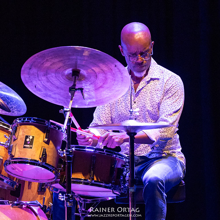 Rudy Royston mit dem Bill Frisell Trio im Sudhaus Tübingen 2024