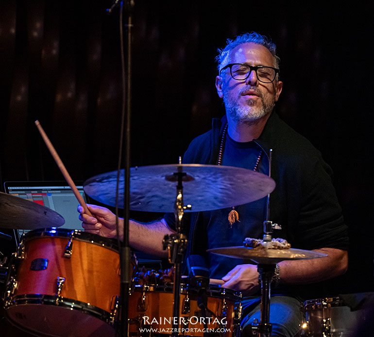 Ziv Ravitz mit dem Vincent Peirani Trio im Jazzclub BIX Stuttgart 2024