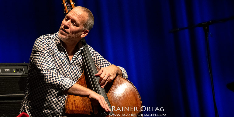 Avishai Cohen bei den Internationalen Theaterhaus Jazztagen 2024